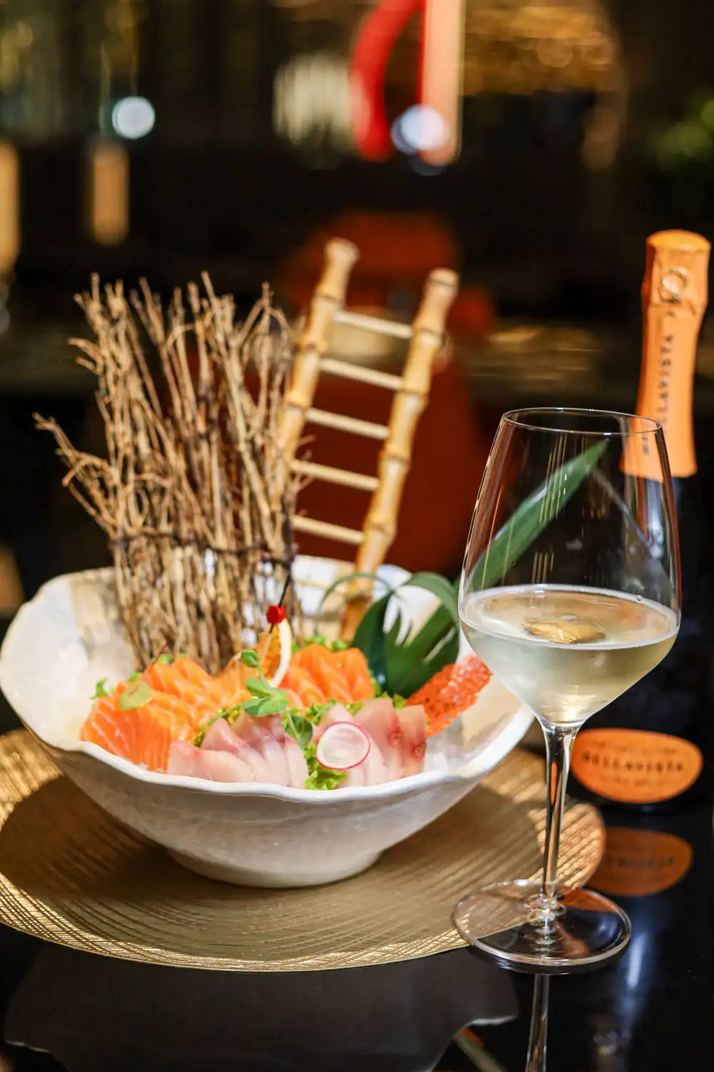 Foto di un piatto di sashimi misto con salmone, tonno e branzino